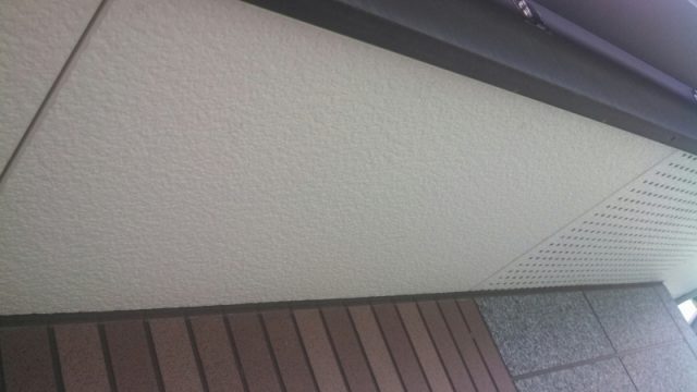 太田市 屋根外壁塗装工事 軒裏天井上塗り中 お客様の声 ミヤケン
