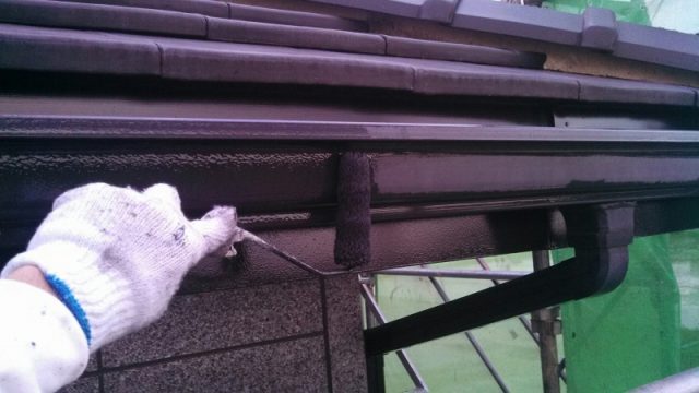 太田市 屋根外壁塗装工事 雨樋上塗り中 お客様の声 ミヤケン