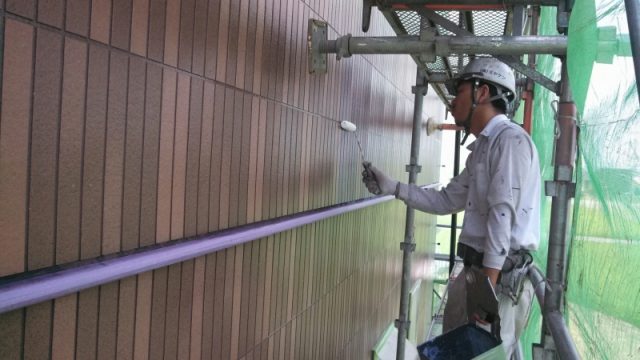 太田市 屋根外壁塗装工事 外壁上塗り2回目中 お客様の声 ミヤケン