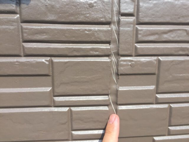 サイディング外壁　コーキングの塗膜剥がれ2