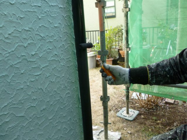 高崎市 屋根外壁塗装工事 雨樋塗装中 お客様の声 ミヤケン