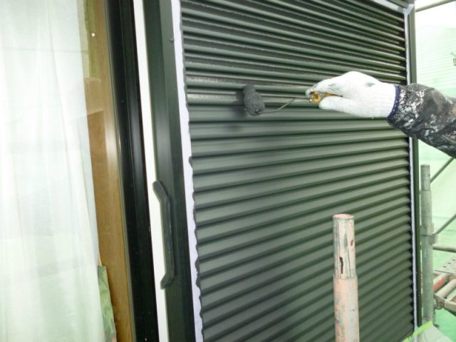 高崎市 屋根外壁塗装工事 雨戸塗装中 お客様の声 ミヤケン
