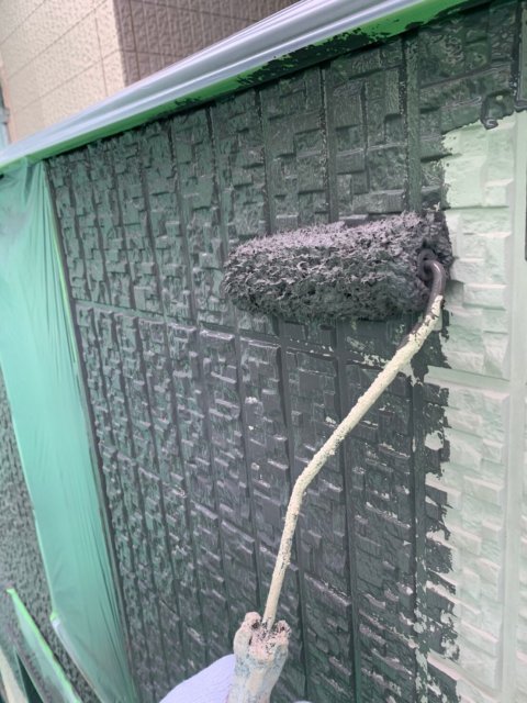 外壁上塗り作業1回目