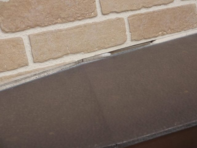 前橋市 外壁塗装工事 出窓屋根上のコーキングひび割れ お客様の声 ミヤケン