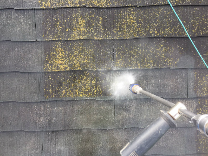 こんなにも汚れが落ちるの？屋根塗装で欠かせない高圧洗浄とは！？ | 屋根塗装