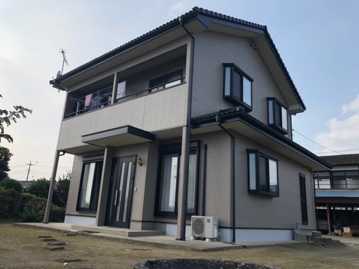 太田市粕川町t様外壁塗装工事 タイル調のサイディングからワントーンへ 株式会社ミヤケン