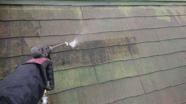 桐生市 屋根外壁塗装工事 屋根高圧洗浄中 お客様の声 ミヤケン