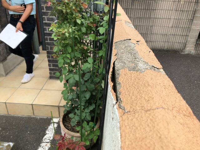 外塀 塗膜のはがれ