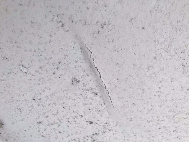 ベランダのひび割れ