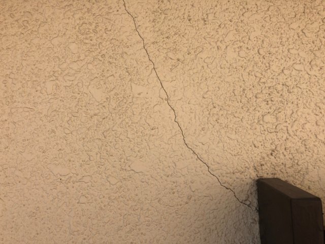 外壁　ひび割れ