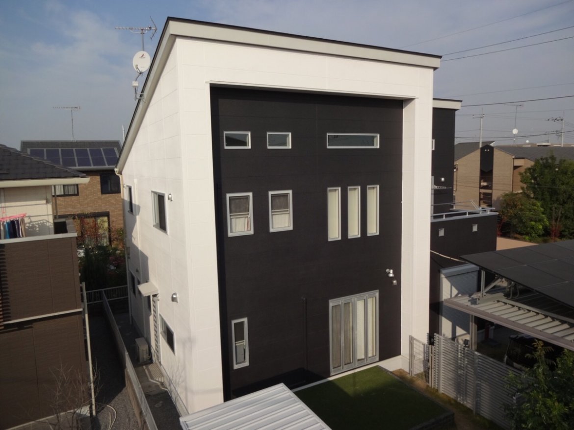 太田市南矢島町i様 オシャレな2色塗り仕上げ ガルバリウム鋼板屋根 サイディング外壁塗装工事 株式会社ミヤケン 太田市南矢島町i様 オシャレな2色塗り仕上げ ガルバリウム鋼板屋根 サイディング外壁塗装工事 株式会社ミヤケン