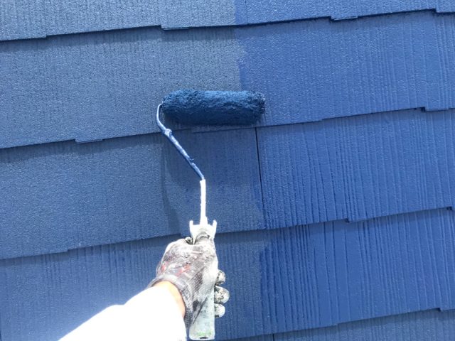 屋根上塗り作業2回目