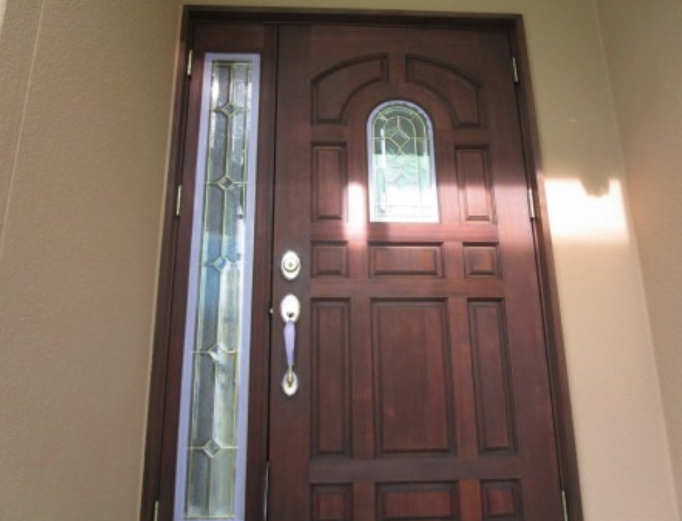 玄関ドアを塗装する料金や注意点は？DIYのポイントもご紹介！ | 外壁塗装