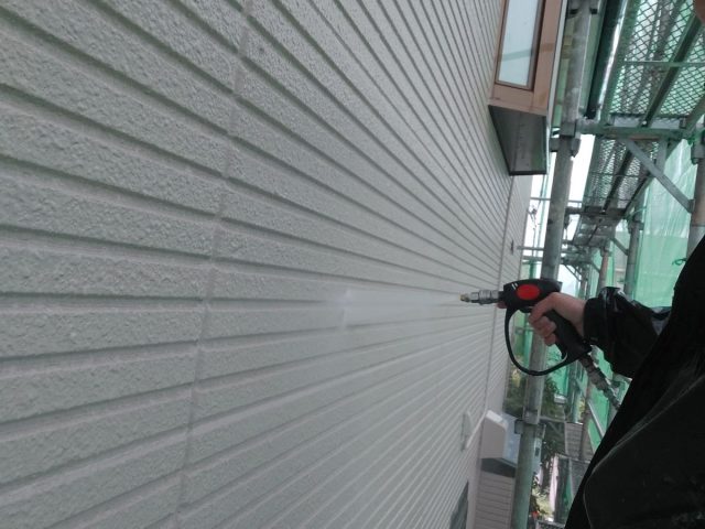 前橋市 屋根外壁塗装工事 外壁高圧洗浄中 お客様の声 ミヤケン