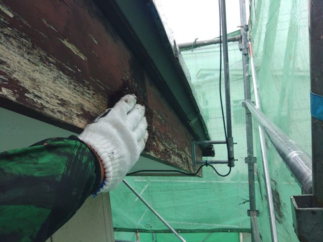 前橋市 屋根外壁塗装工事 破風板研磨中 お客様の声 ミヤケン