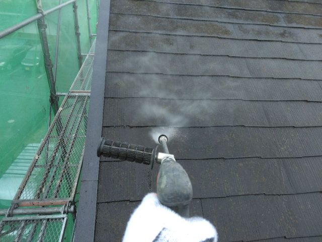 高崎市 屋根付帯部塗装工事 屋根高圧洗浄中 お客様の声 ミヤケン