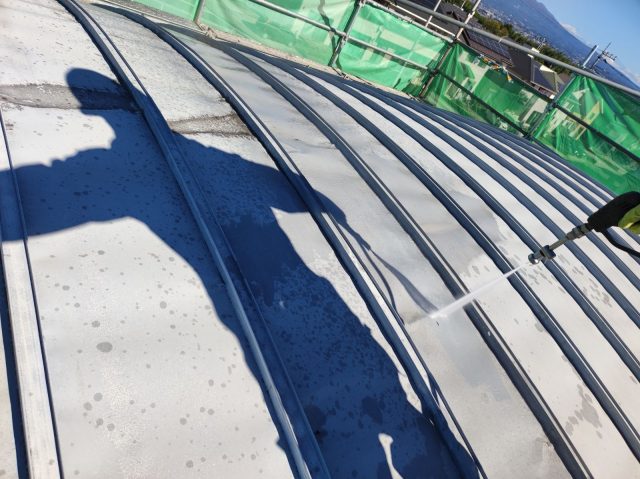高崎市 屋根外壁塗装工事 コーキング 屋根高圧洗浄中 お客様の声 ミヤケン