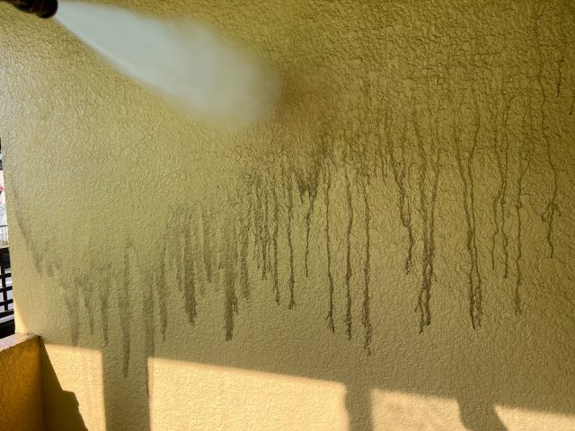 太田市 屋根外壁塗装工事 外壁高圧洗浄中 お客様の声 ミヤケン