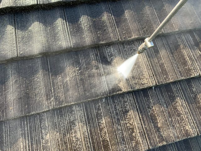 前橋市 屋根外壁塗装工事 屋根高圧洗浄中 お客様の声 ミヤケン