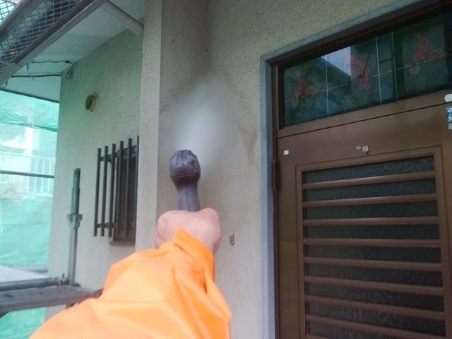 高崎市 屋根外壁塗装工事 外壁高圧洗浄中 お客様の声 ミヤケン