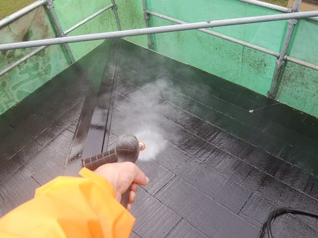 高崎市 屋根外壁塗装工事 屋根高圧洗浄中 お客様の声 ミヤケン