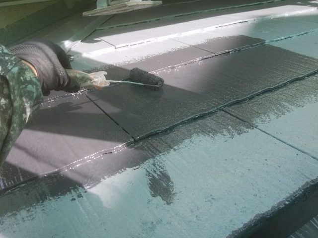 高崎市 屋根外壁塗装工事 屋根上塗り1回目中 お客様の声 ミヤケン