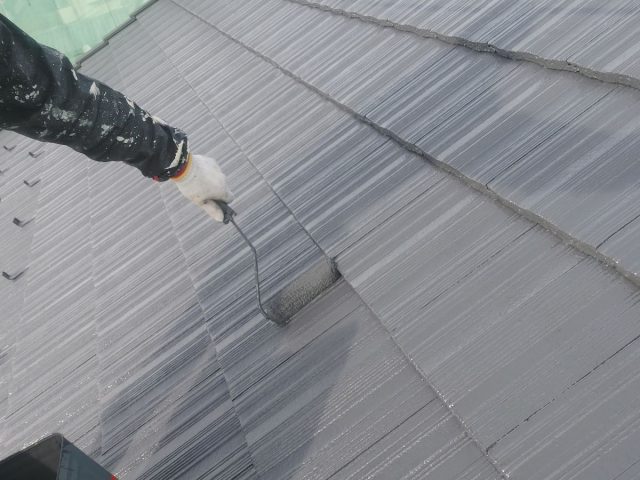 前橋市 屋根外壁塗装工事 屋根上塗り2回目中 お客様の声 ミヤケン