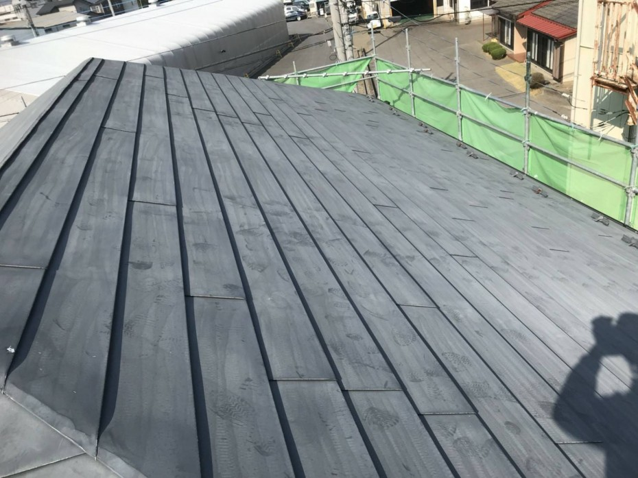 ガルバリウム鋼板屋根の塗装工程
