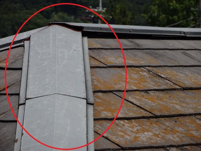スレート屋根の劣化症状の実例 棟板金の浮き、色あせ