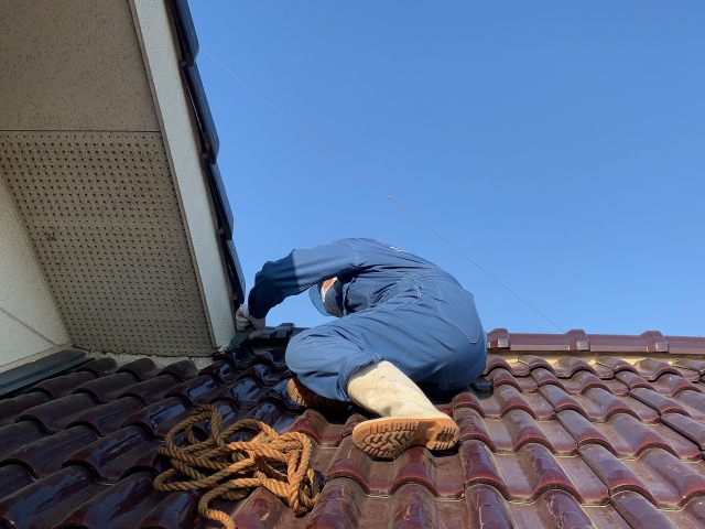 屋根からの雨漏りは自分で修理できる？
