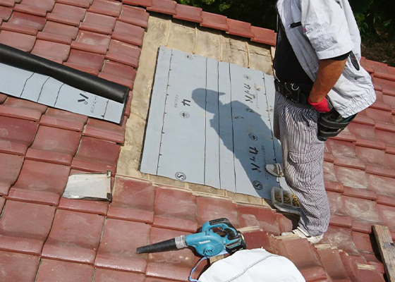 屋根の雨漏りから家を守る！放置で起こりうるリスクとは | 雨漏り関連