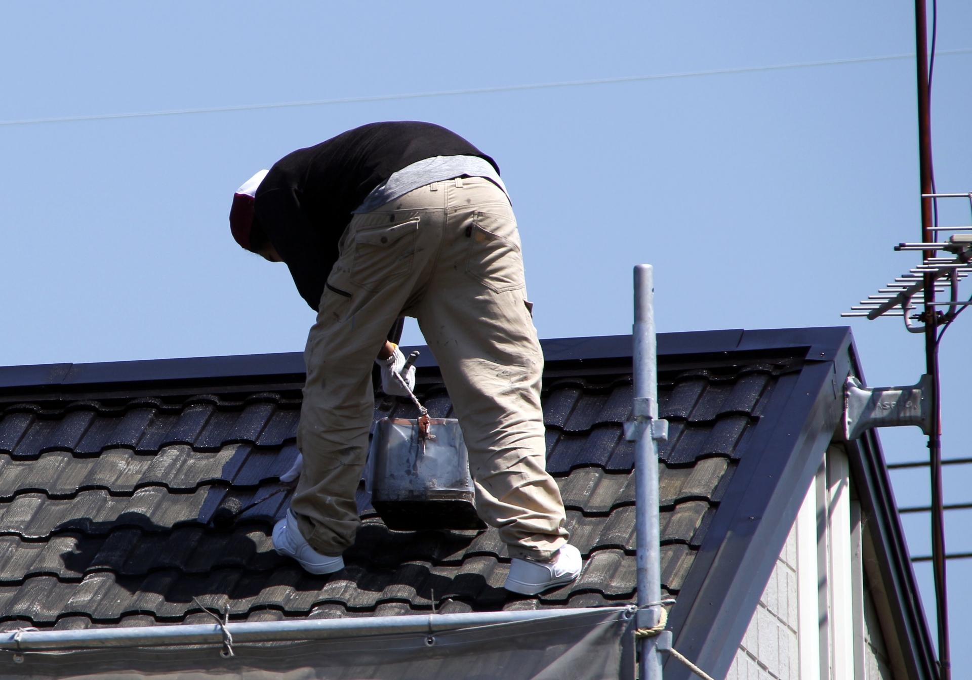 屋根の上に登って作業するときの注意点