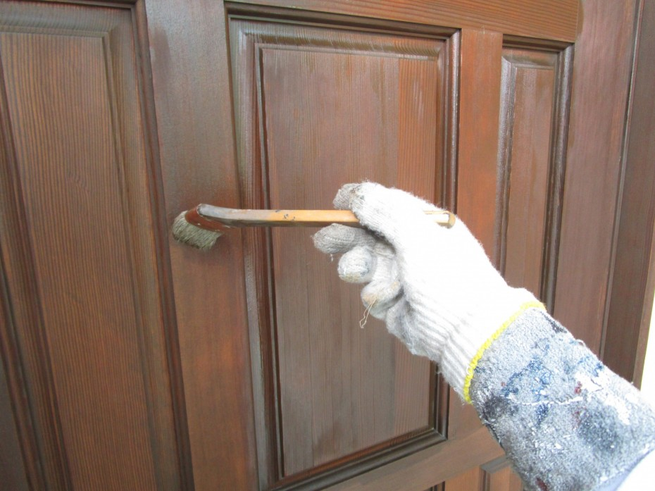 アルミの玄関ドアの塗装方法は？工程順に詳しく解説 | 外壁塗装