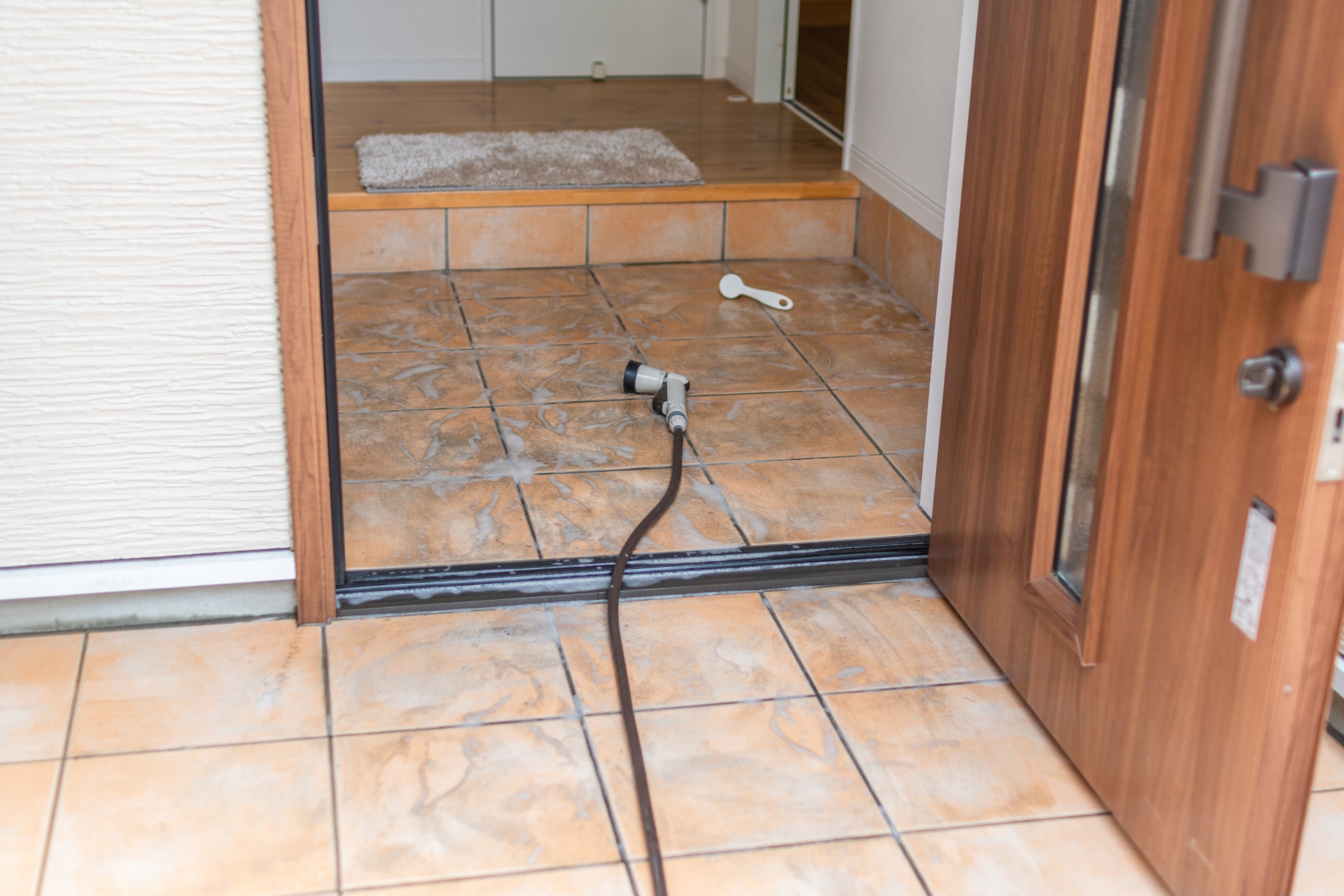 掃除してホコリやゴミを取り除く