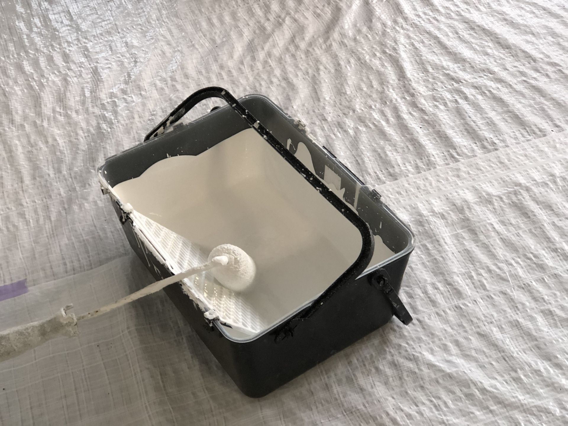 塗料で上塗りする