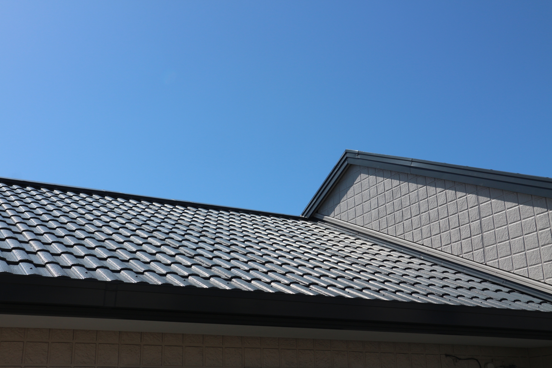 外壁塗装に合わせて屋根も塗装する場合の期間は？