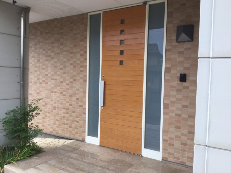 玄関ドアを木部専用のステイン仕上げで塗装