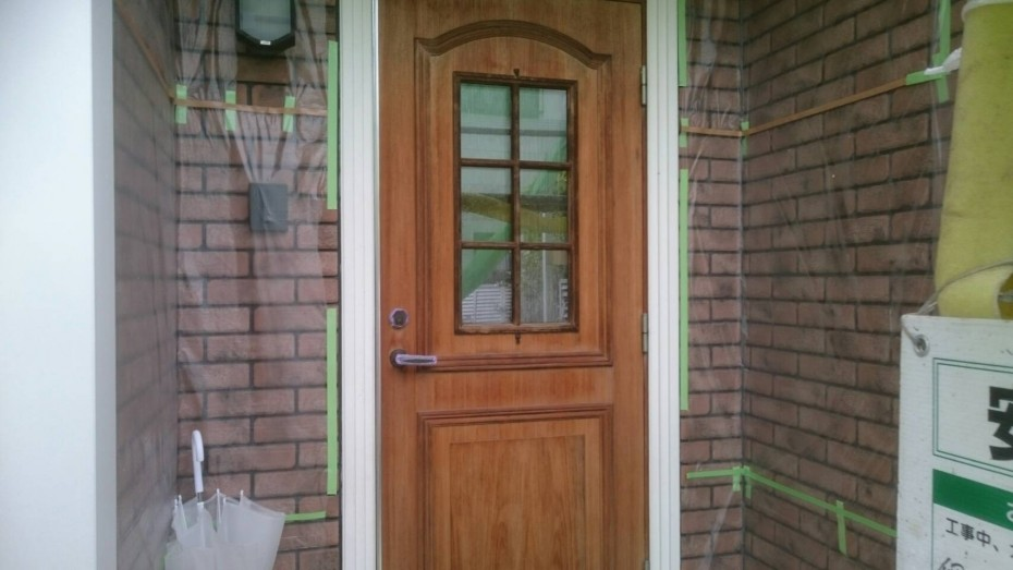 木製玄関ドアを「キシラデコール」で塗装