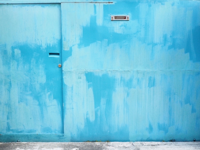 玄関ドアの塗装剥がれはDIYで補修できる？