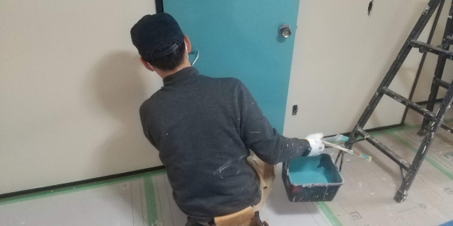 金属ドアの塗装作業