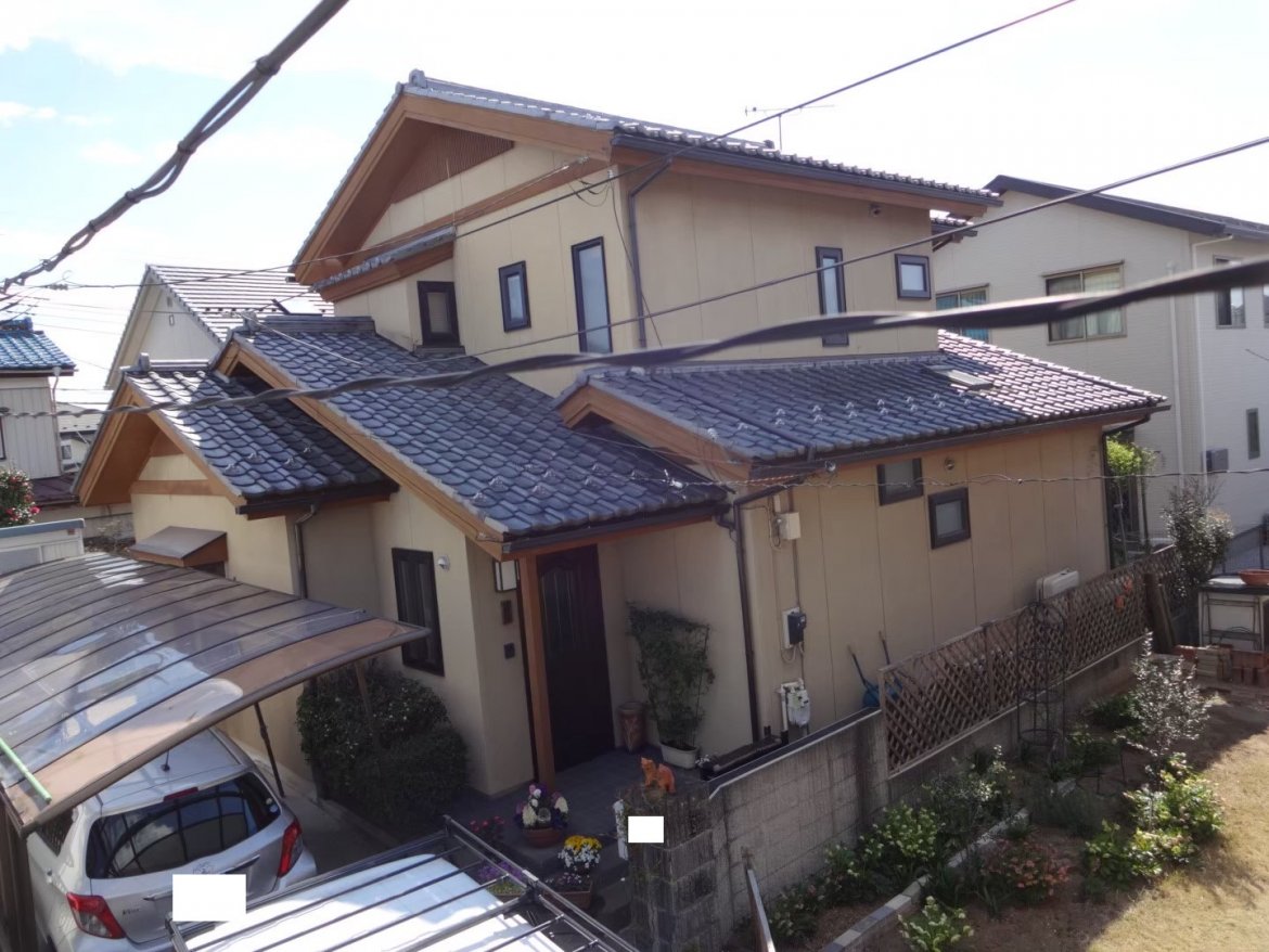 瓦屋根とブラウン・クリームがマッチした和風な住宅に Before