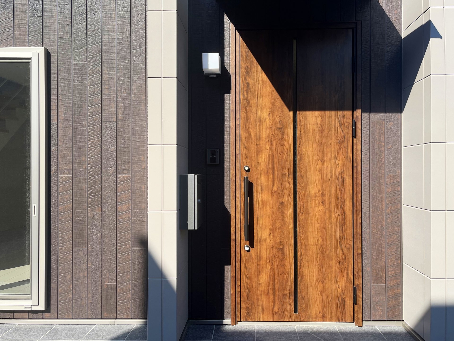 木製の玄関ドアはDIYで塗装できる？