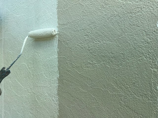 館林市 外壁塗装 上塗り1回目 ミヤケン