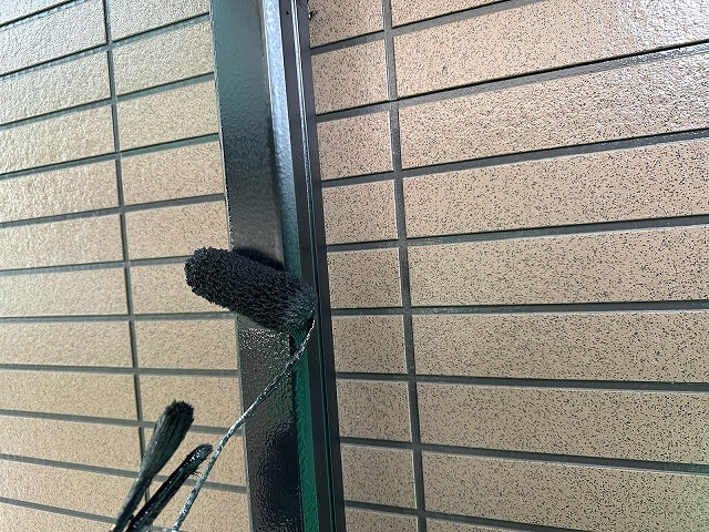 前橋市 外壁塗装 雨樋 上塗り作業ミヤケン