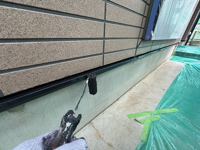 前橋市 外壁塗装 水切り 上塗り作業 ミヤケン