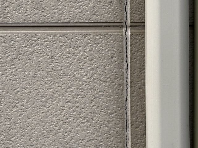破断した外壁のコーキング