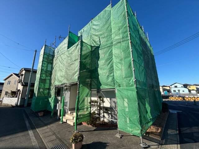 前橋市箱田町の足場面養生ネット張りの写真 ミヤケン