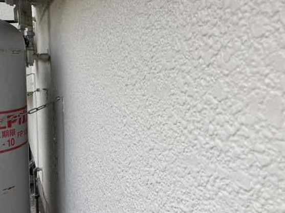 ミヤケン|遮熱フッ素塗料を使用したモルタル外壁の艶・色あせチェック