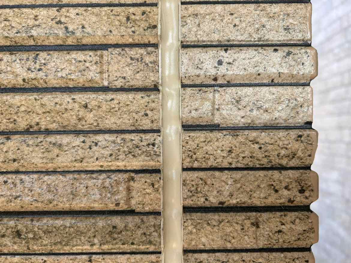 ミヤケン施工|安中市秋間みのりが丘 外壁目地コーキング増し打ち1年後の状態
