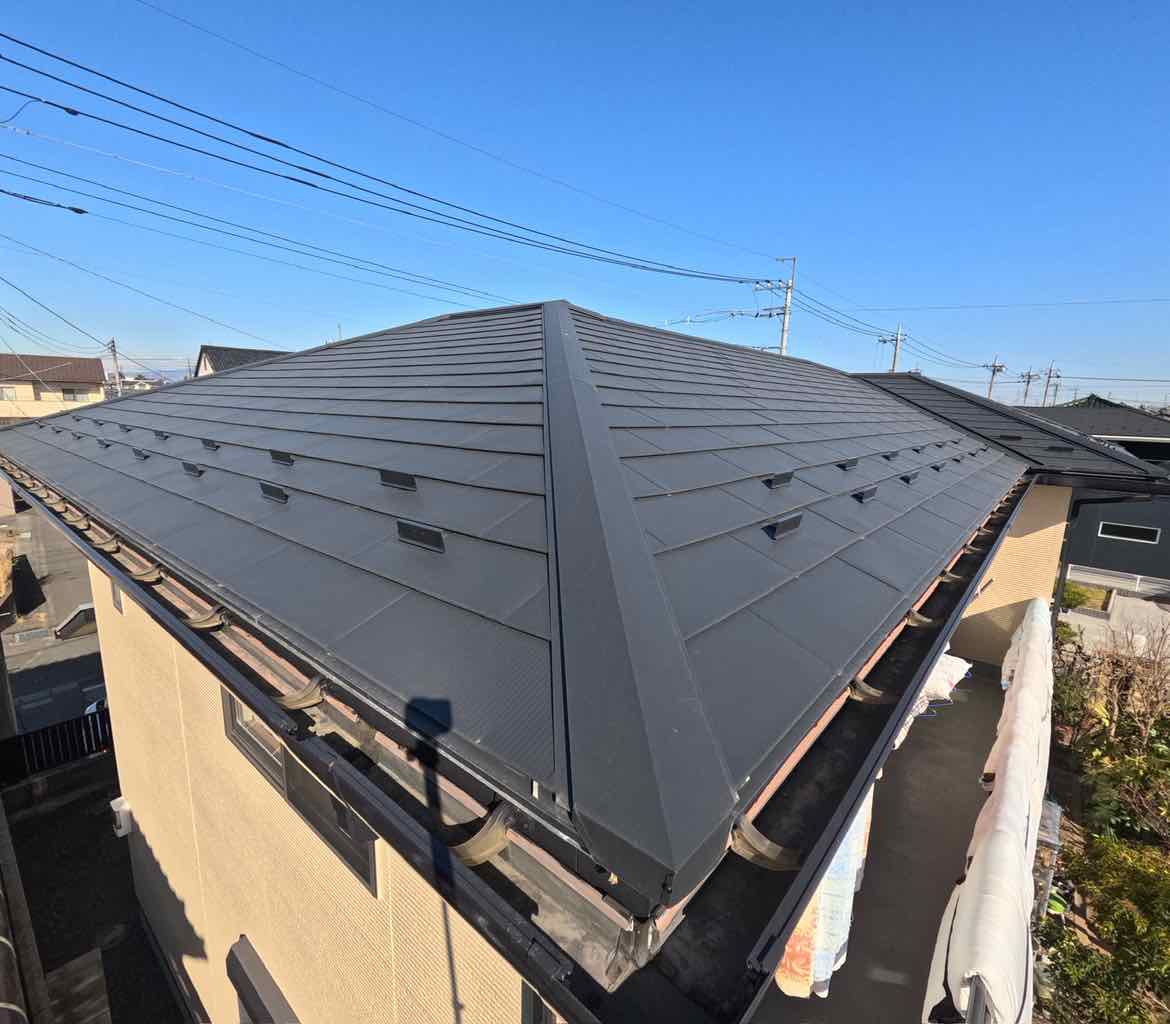 ミヤケン施工|高崎市倉賀野町 スレート屋根のカバー工法1年後のガルバリウム鋼板状態